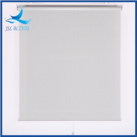 Jaluzele tip rulou din material textil cu protecție solară